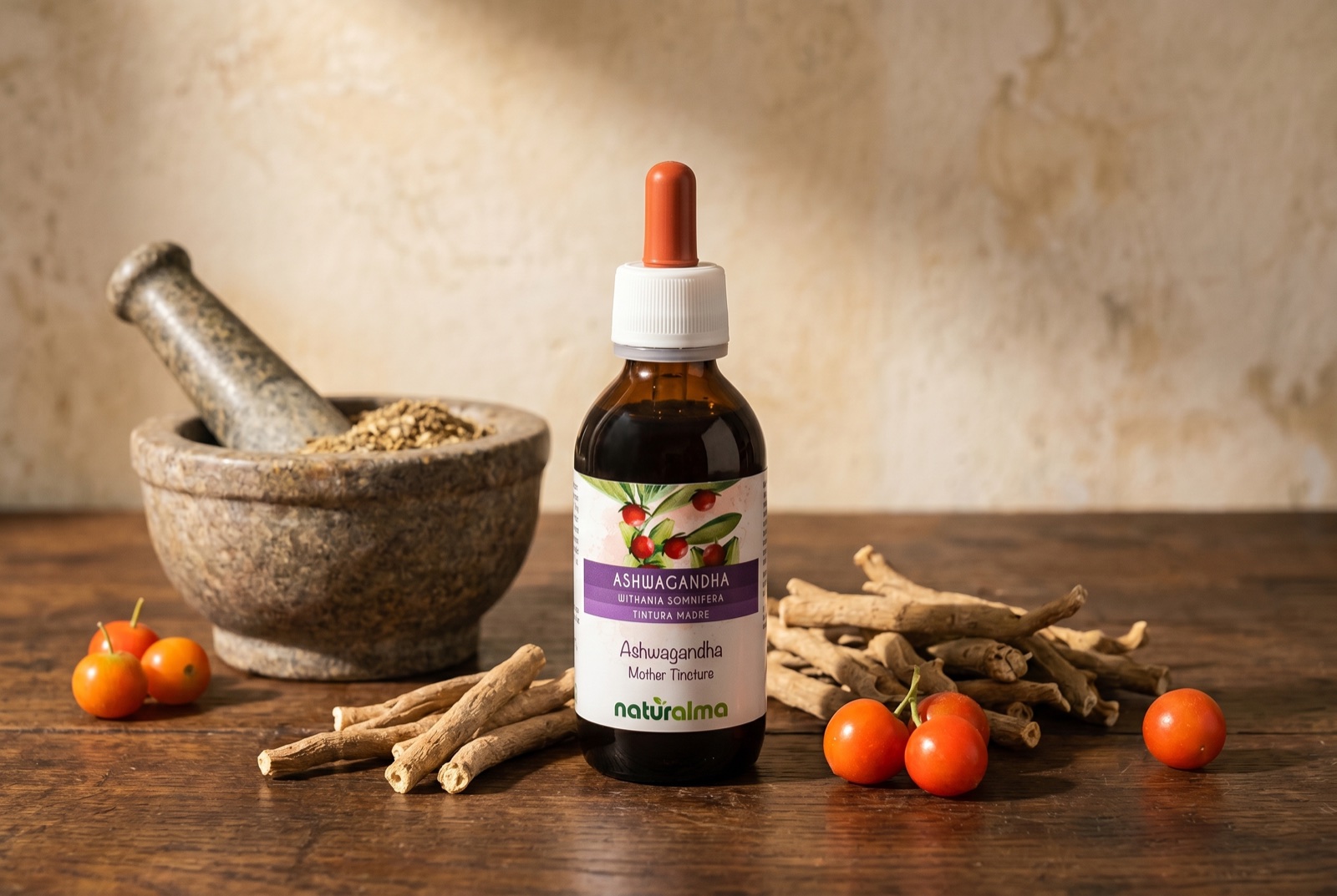 Radice e pianta di Withania somnifera, l'ashwagandha della tradizione ayurvedica