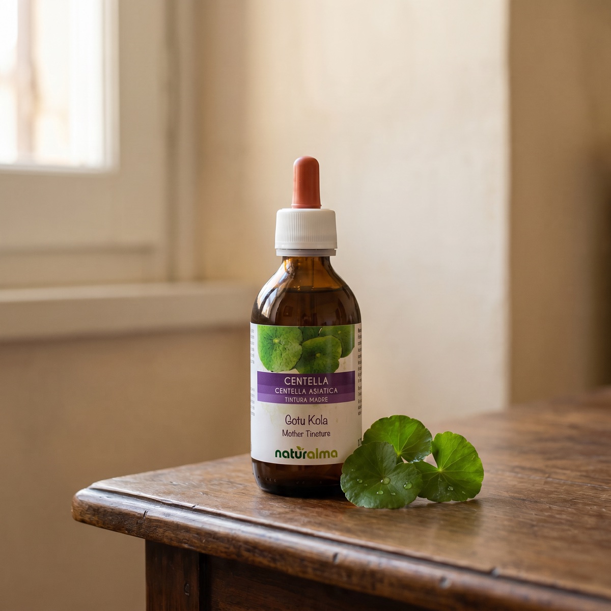 Centella asiatica Naturalma — macro dell'etichetta e del contagocce con foglie di centella