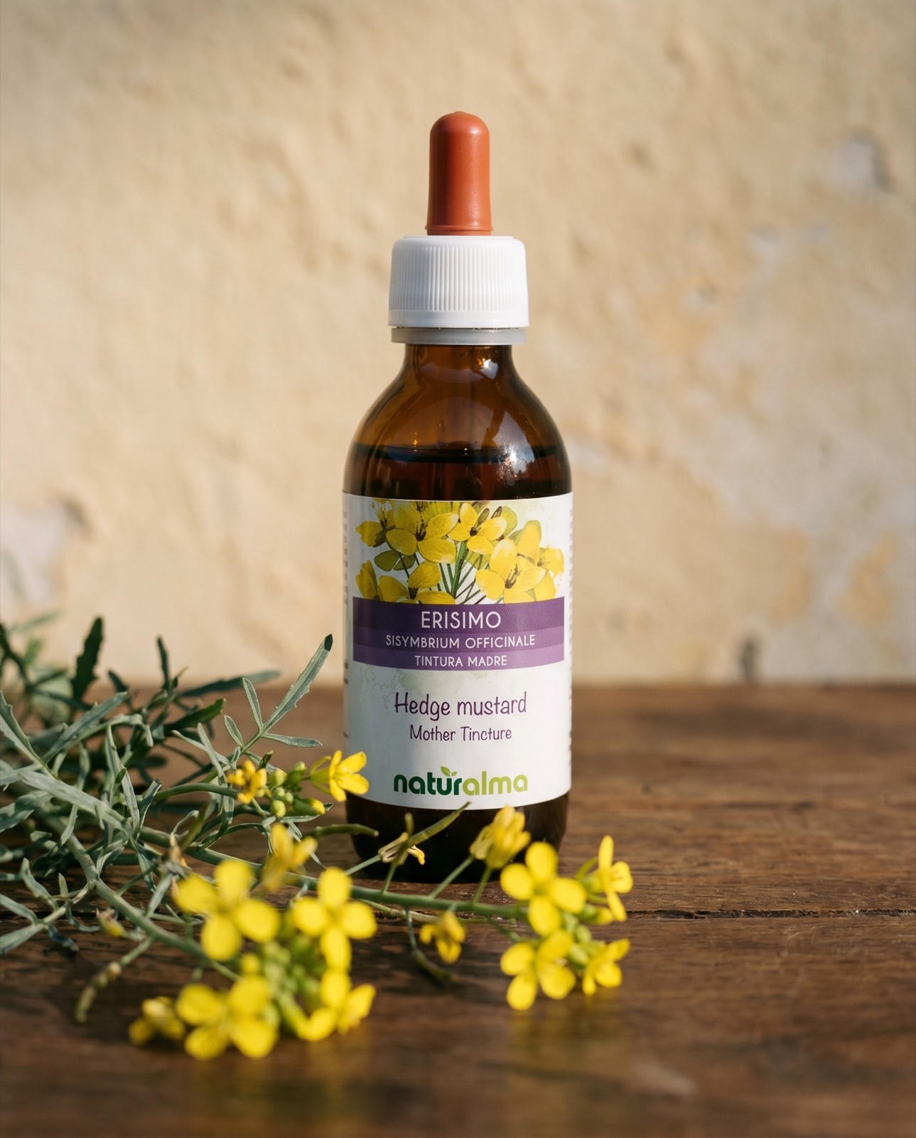 Erisimo Naturalma — macro dell'etichetta e del contagocce con fiori gialli di erisimo